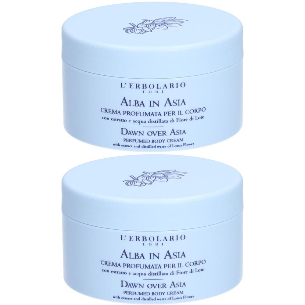 Zwei hellblaue Tiegel. Aufschrift: L'ERBOLARIO, ALBA IN ASIA, CREMA PROFUMATA PER IL CORPO, DAWN OVER ASIA, PERFUMED BODY CREAM.