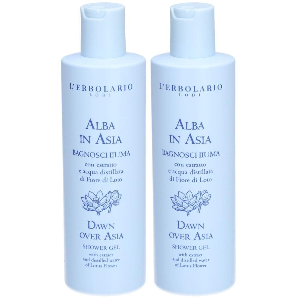 Zwei hellblaue Duschgel-Flaschen mit weißem Deckel. Aufschrift: L'Erbolario, Alba in Asia, Bagnoschiuma, Dawn Over Asia, Shower Gel.