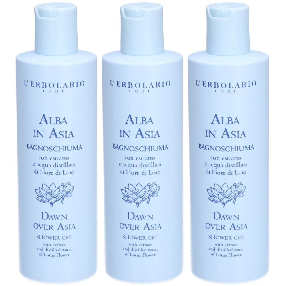 Drei hellblaue Duschgel-Flaschen. Auf jeder Flasche steht "L'ERBOLARIO ALBA IN ASIA BAGNOSCHIUMA" und "DAWN OVER ASIA SHOWER GEL".
