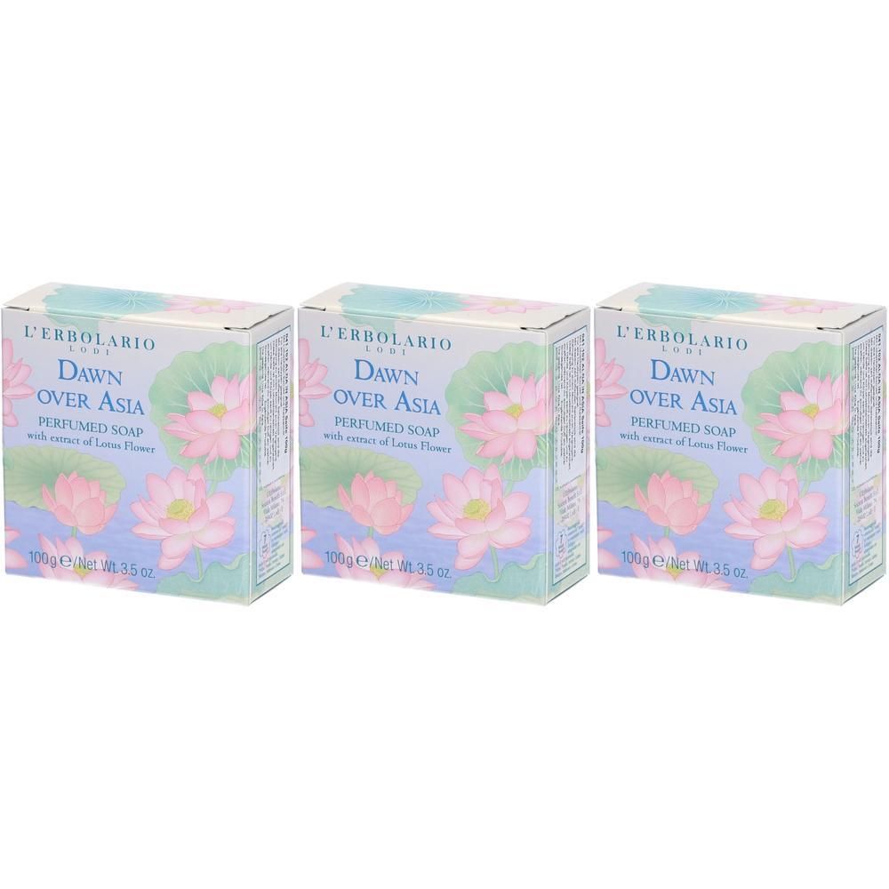 Drei Schachteln Seife. Aufschrift: L'ERBOLARIO DAWN OVER ASIA PERFUMED SOAP. Mit Lotusblüten-Motiv. 100g.