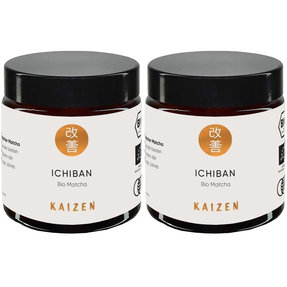Zwei Gläser KAIZEN® ICHIBAN Bio-Matcha Tee mit schwarzen Deckeln.