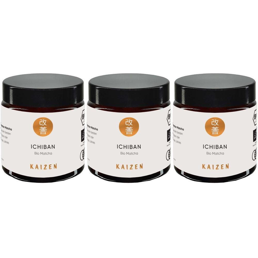 Drei Gläser KAIZEN® ICHIBAN Bio-Matcha Tee. Braune Gläser mit schwarzem Deckel und Etikett. Japanische Schriftzeichen und Logo.