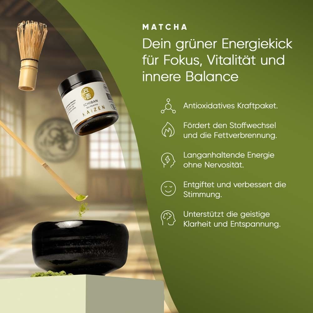 KAIZEN® ICHIBAN Bio-Matcha Tee Glas, Matcha-Pulver, Bambusbesen und Schale. Text: Dein grüner Energiekick für Fokus, Vitalität und innere Balance.