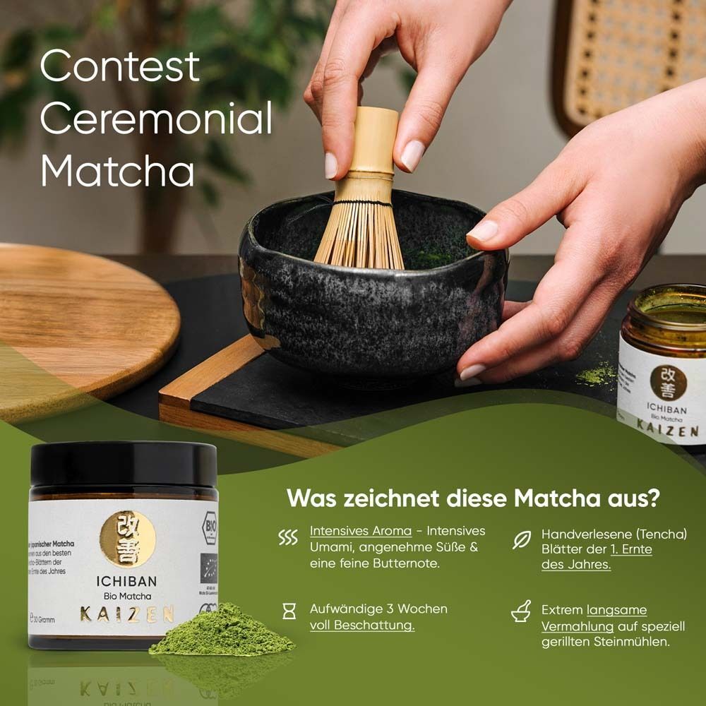 Hände halten Schale mit Matcha-Tee, daneben KAIZEN® ICHIBAN Bio-Matcha Tee Glas und Matcha-Pulver. Bambusbesen. Text: Contest Ceremonial Matcha.