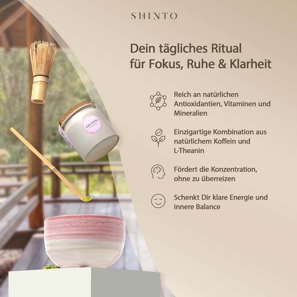 Produktabbildung mit Matcha-Zubehör: Bambusbesen, Löffel, Schale und Dose mit "SHINTO Saphir".