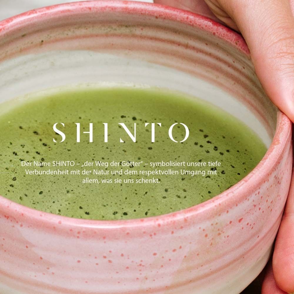Hände halten Schale mit Matcha-Tee. Text: "SHINTO".