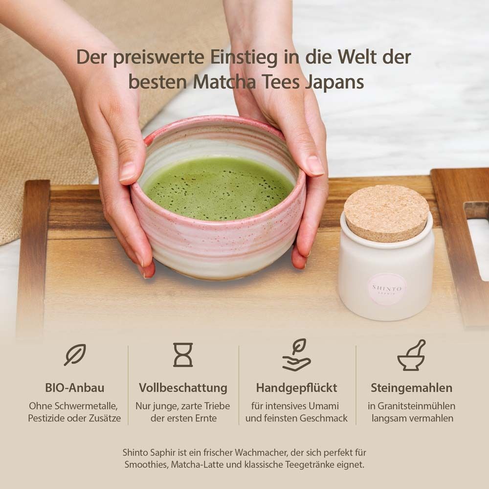 Hände halten eine Schale mit Matcha-Tee, Dose mit "SHINTO Saphir". Text: "BIO-Anbau".