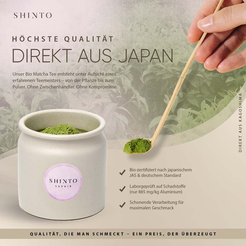 Dose mit Matcha-Pulver, Löffel und Text: "SHINTO", "DIREKT AUS JAPAN". Zertifizierungen.