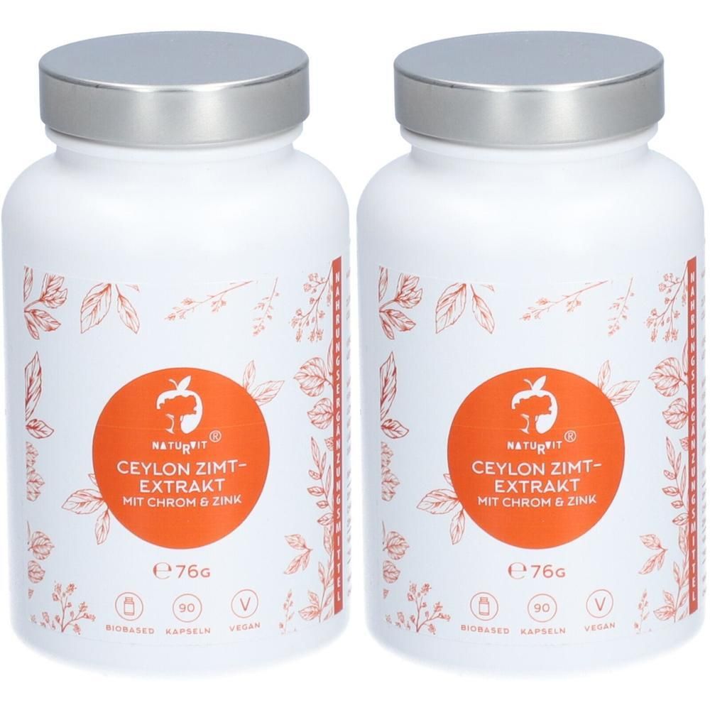 Zwei weiße Flaschen mit silbernen Deckeln. Auf jeder Flasche ein orangefarbener Kreis mit Text: CEYLON ZIMT-EXTRAKT, MIT CHROM & ZINK. Vegan.
