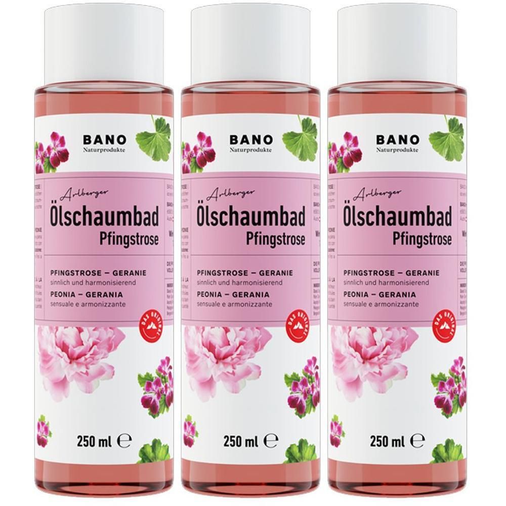 Drei Flaschen Arlberger Ölschaumbad Pfingstrose. Rosa Flüssigkeit, weißer Deckel, rosa Etikett mit Blüten und Text. 250 ml.