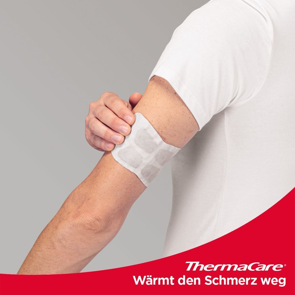 Person trägt ThermaCare® Wärmeumschlag am Arm. Weißes Produkt auf Haut, umgeben von rotem ThermaCare®-Logo und Text.