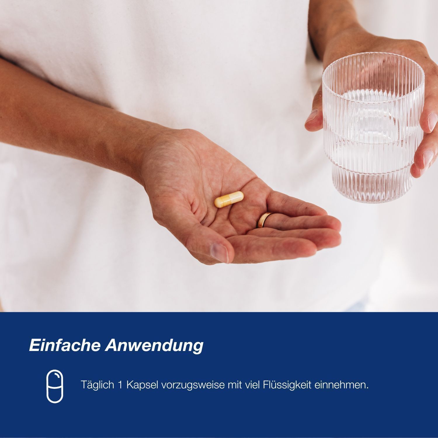 Person hält eine Kapsel und ein Glas Wasser. Text: Täglich 1 Kapsel mit viel Flüssigkeit einnehmen.