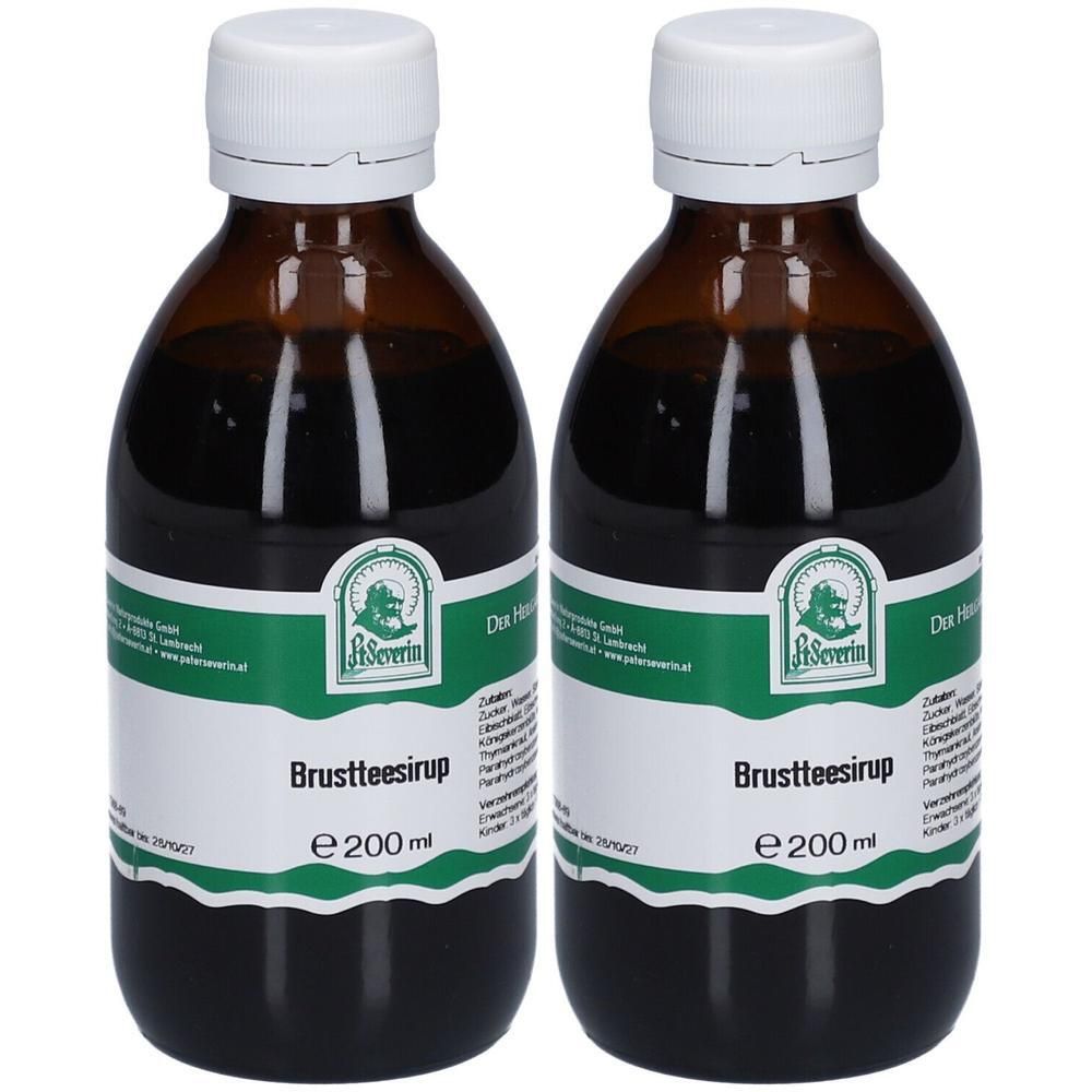 Zwei braune Glasflaschen mit weißem Deckel. Auf den Etiketten steht "Brustteesirup" und "e 200 ml".