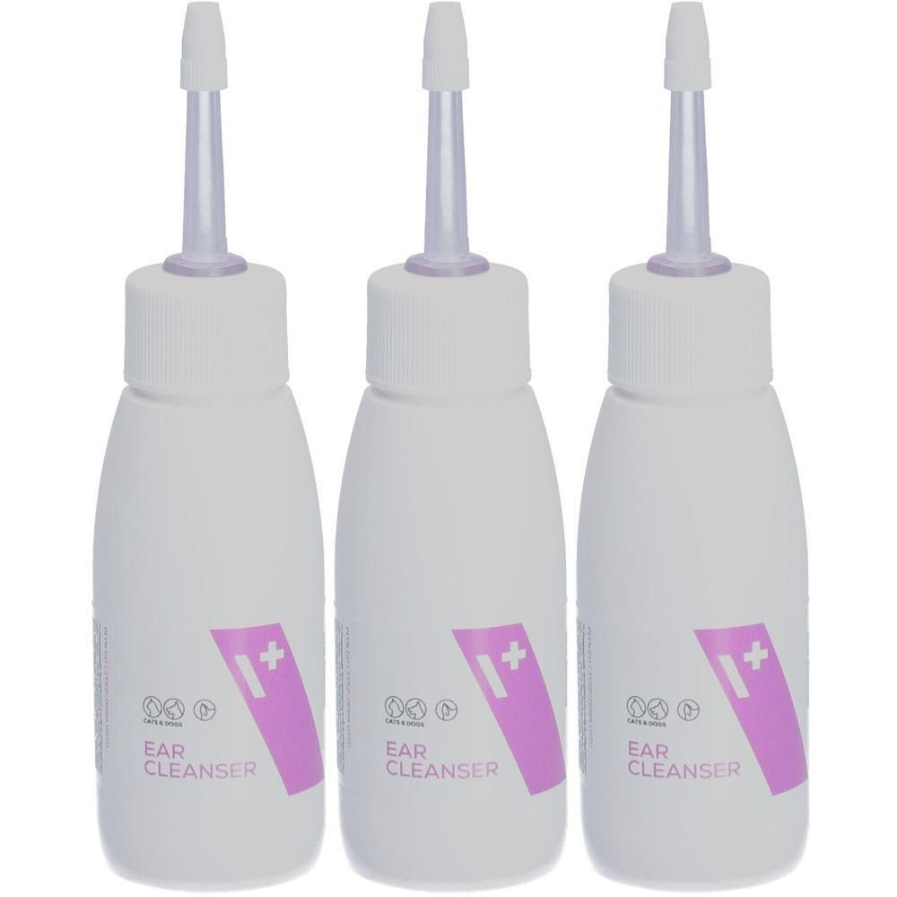Drei weiße Flaschen mit Sprühaufsatz. Auf jeder Flasche befindet sich ein rosa Etikett mit Text und Logo. Aufschrift: EAR CLEANSER.