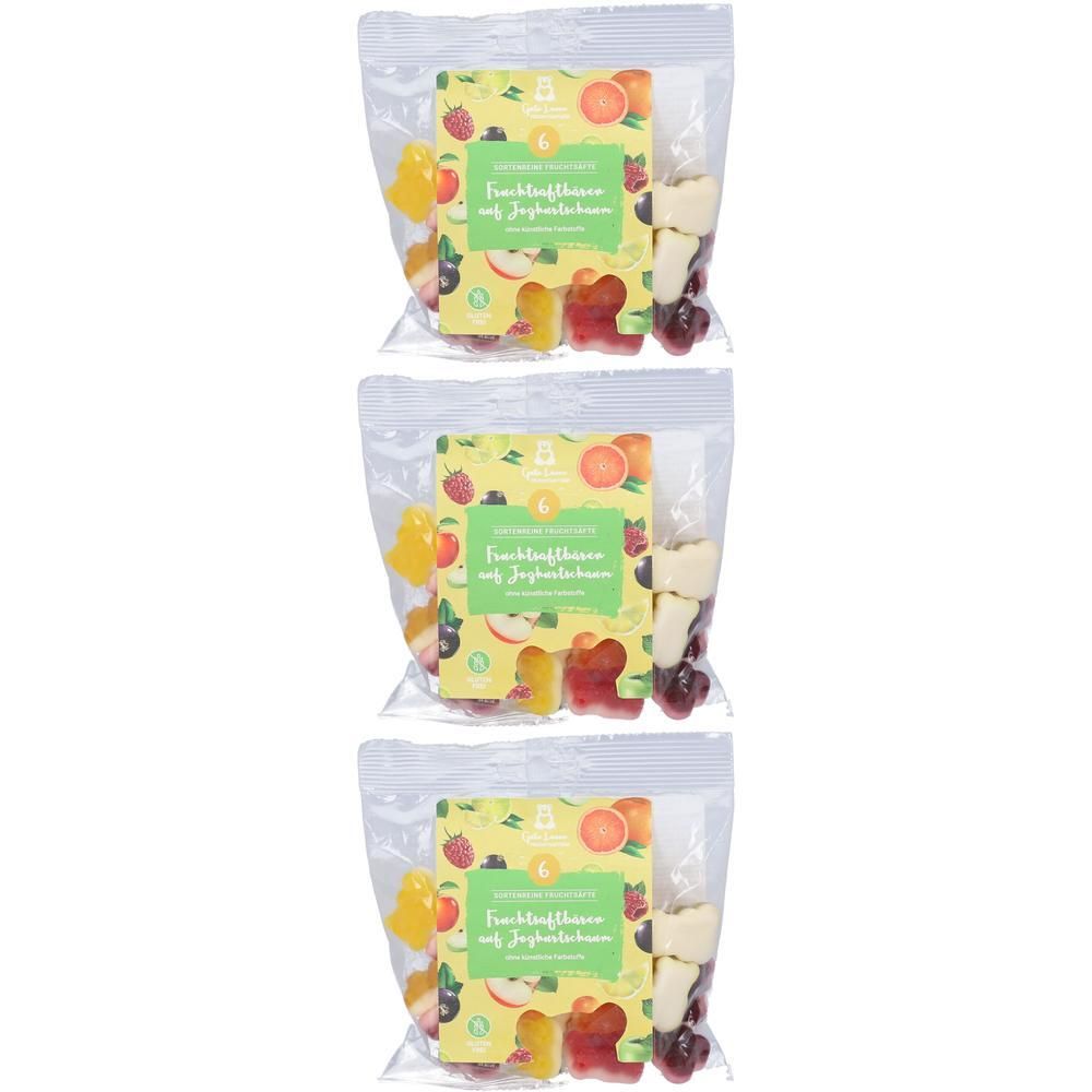 Drei Beutel Fruchtgummi auf Joghurtschaum. Jeder Beutel enthält Gummibärchen und Joghurtstücke. Verpackung mit Produktinformationen.