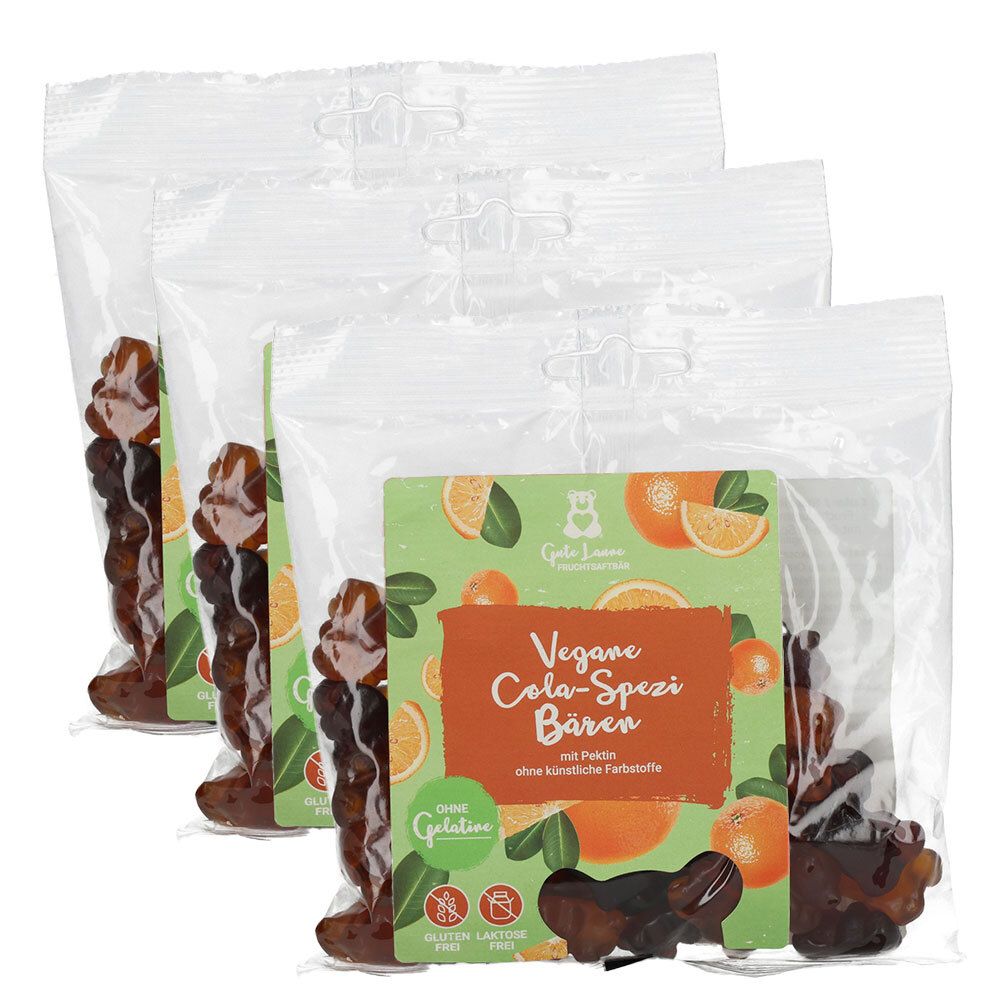 Drei Packungen veganer Cola-Spezi Bären mit Orangenmotiv. Ohne künstliche Farbstoffe.