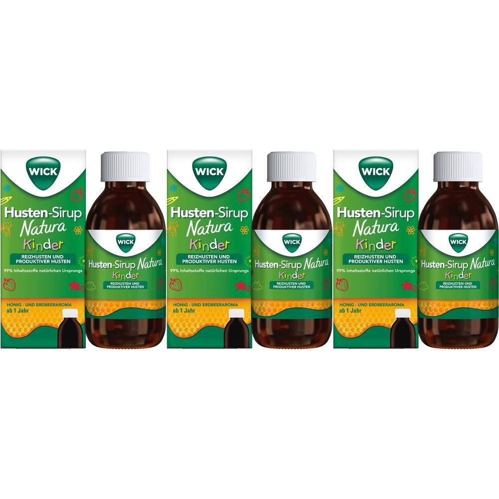 Mehrere Flaschen und Verpackungen von WICK Husten-Sirup Natura Kinder. Flaschen mit brauner Flüssigkeit, Verpackung mit Logo.