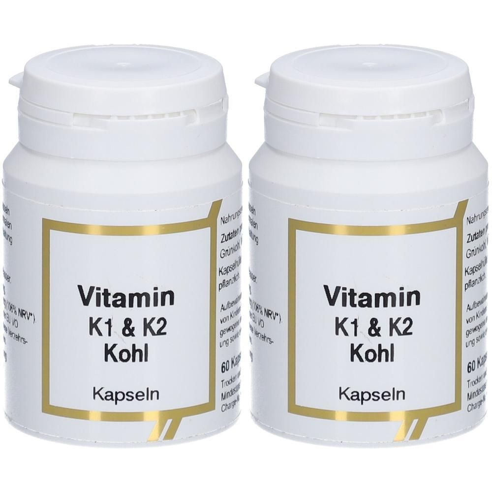 Zwei weiße Pillendosen mit goldfarbenen Etiketten. Auf den Etiketten steht "Vitamin K1 & K2 Kohl Kapseln".