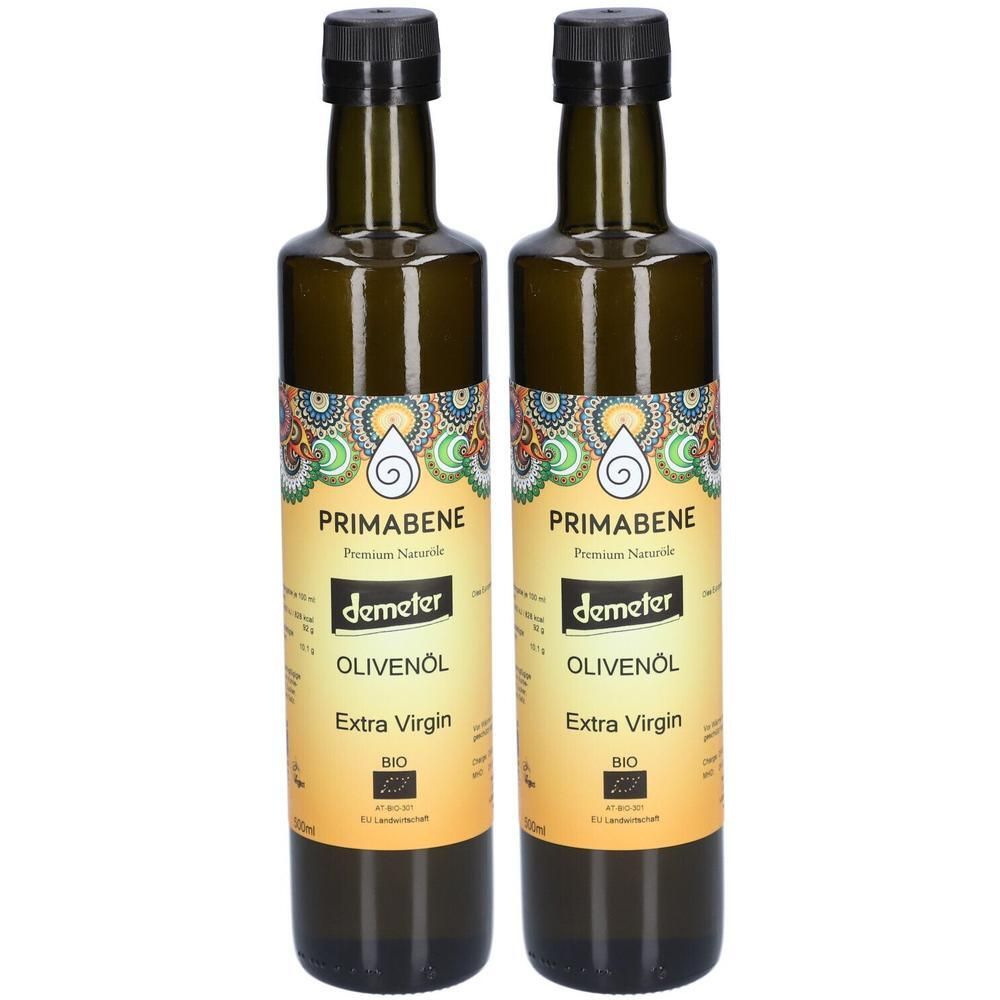 Zwei Flaschen Primabene Olivenöl Extra Virgin BIO. Grüne Glasflaschen mit schwarzen Deckeln und Etiketten.