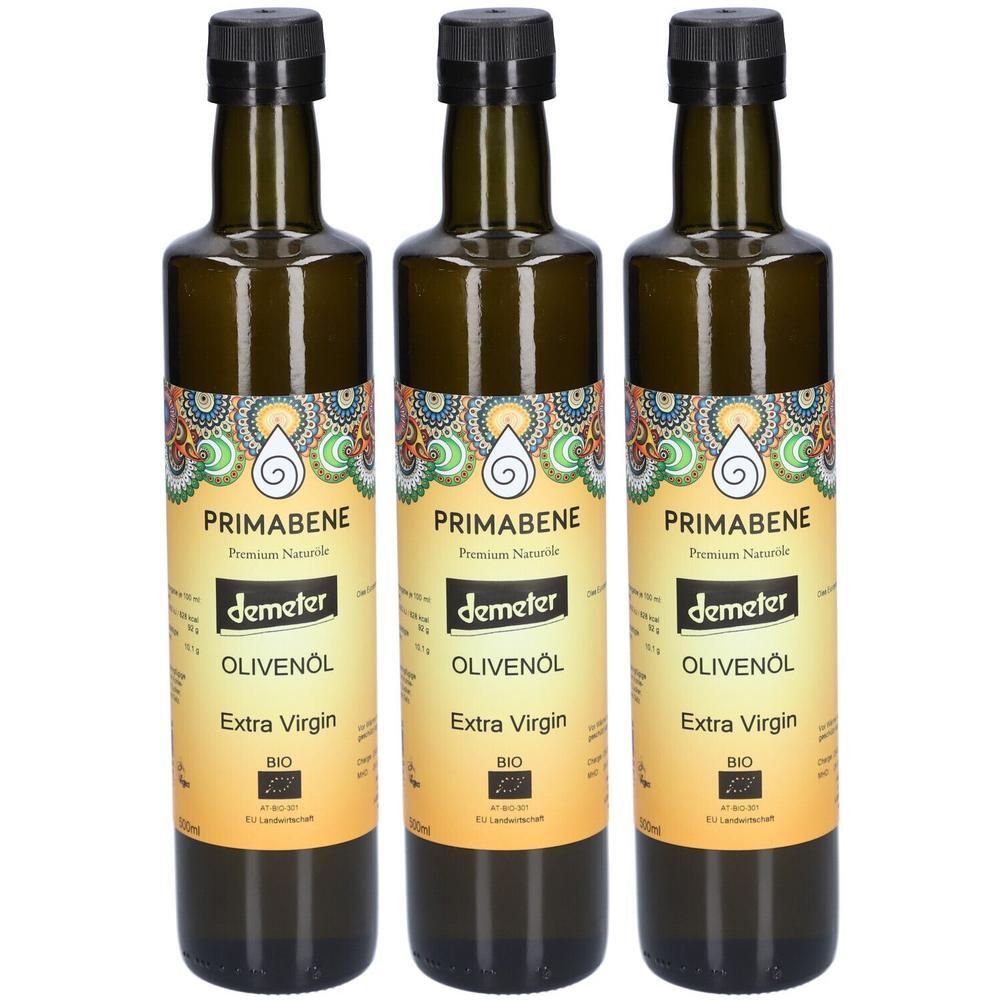Drei Flaschen Olivenöl. Aufschrift: PRIMABENE, Olivenöl Extra Virgin BIO, Demeter-Siegel. Grüne Glasflaschen mit schwarzem Verschluss.