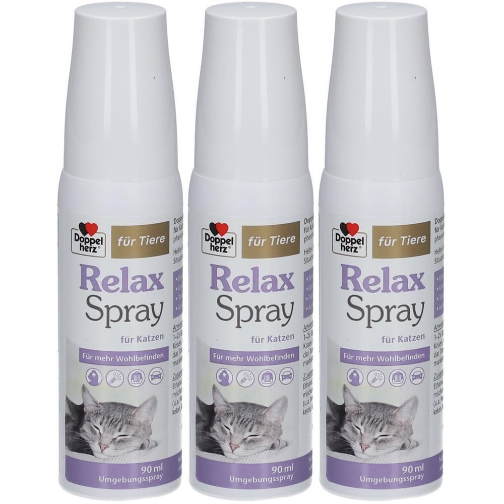 Drei weiße Sprühflaschen mit lila Etiketten. Aufschrift: Relax Spray für Katzen. Marke: Doppelherz. 90 ml.