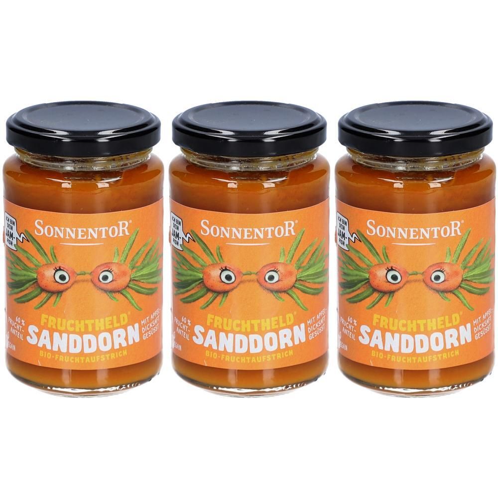 Drei Gläser SonnentoR Sanddorn Fruchtaufstrich. Orangefarbener Inhalt, schwarzer Deckel, Etikett mit Schriftzug und Illustration.