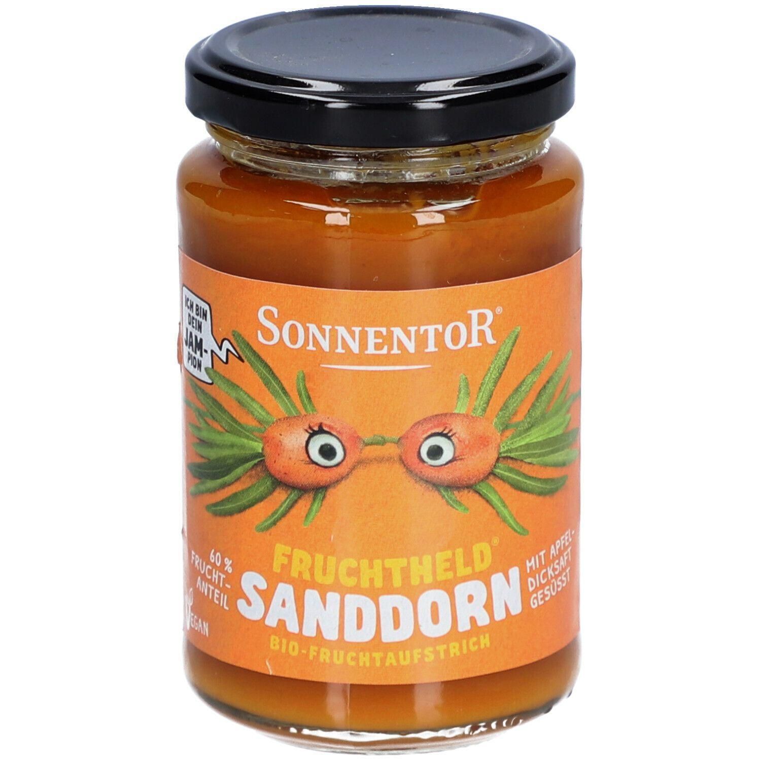 Glas mit schwarzem Deckel. Orangefarbenes Etikett mit Aufschrift "Sonnentor", Illustration und "Sanddorn". Bio-Fruchtaufstrich.