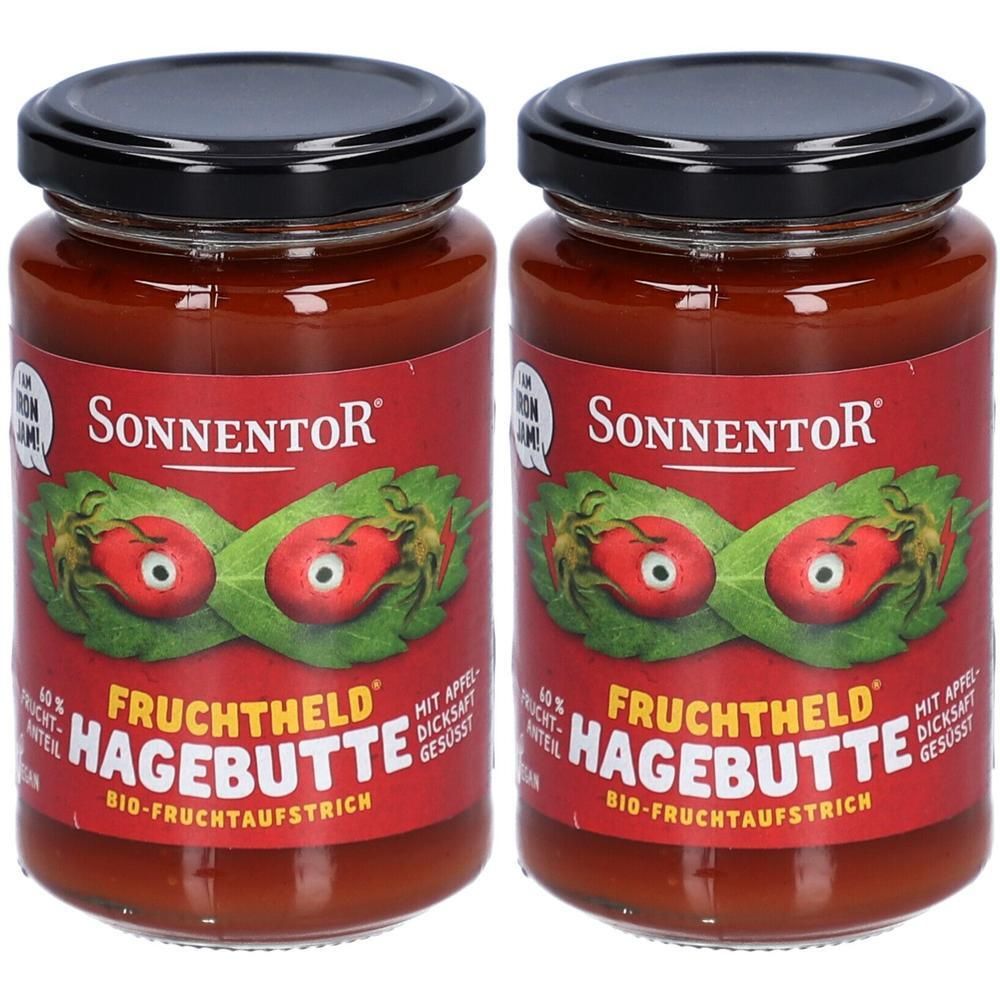 Zwei Gläser Fruchtaufstrich mit schwarzem Deckel. Auf rotem Etikett steht "SONNENTOR FRUCHTHELD HAGEBUTTE BIO-FRUCHTAUFSTRICH".