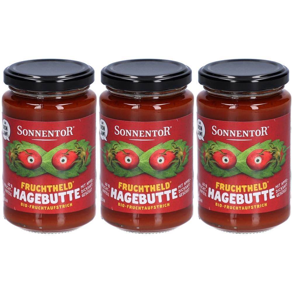 Drei Gläser Hagebutten-Fruchtaufstrich. Rote Etiketten mit Logo und Schriftzug. Schwarze Deckel. Marke: SonnentoR.