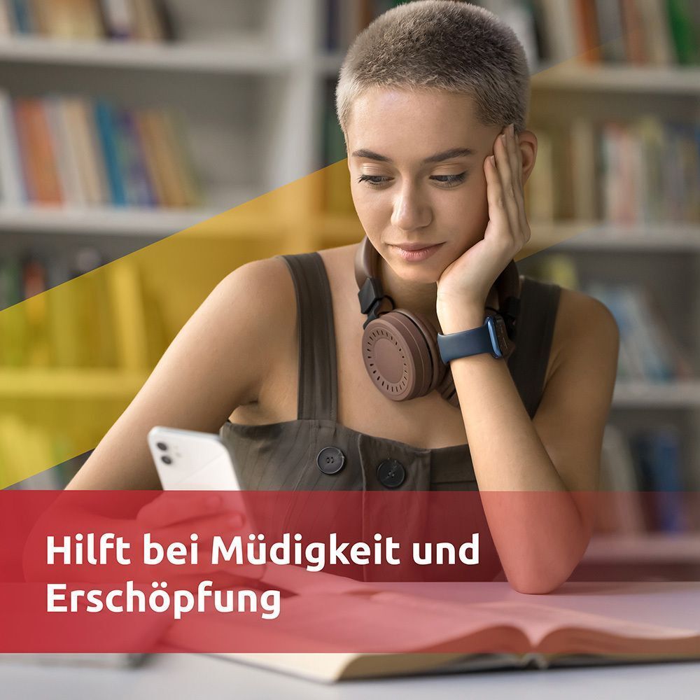 Frau mit Kopfhörern liest. Text: Hilft bei Müdigkeit und Erschöpfung. Hintergrund: Bücherregal und roter Farbverlauf.