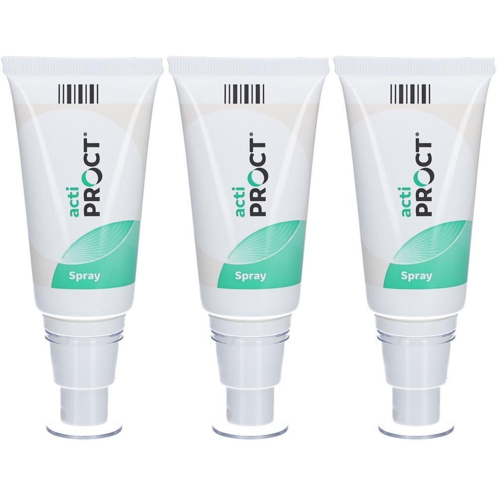 Drei Tuben ActiProct Spray. Weiße Tuben mit grünen Akzenten und Aufschrift. Mit Sprühkopf und durchsichtiger Kappe.