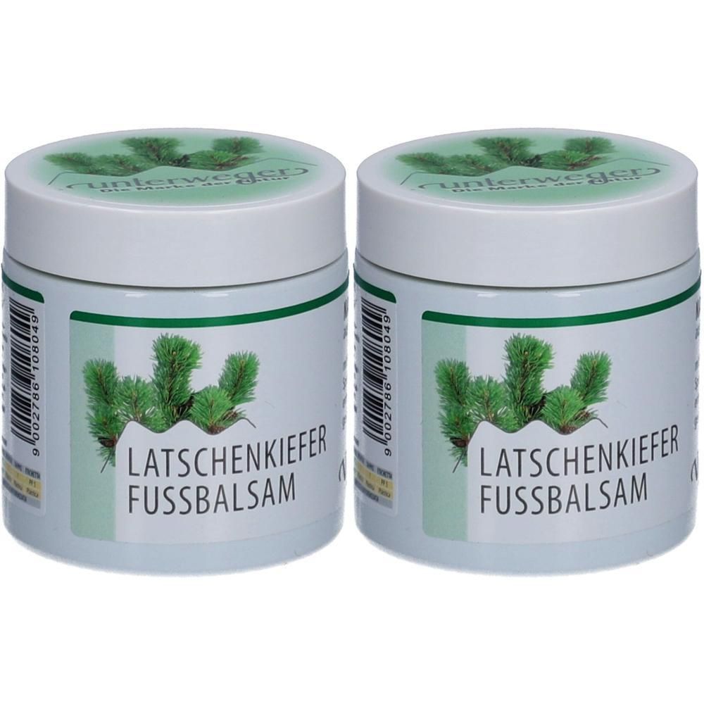 Zwei weiße Tiegel mit grünem Etikett und Aufdruck. Aufschrift: LATSCHENKIEFER FUSSBALSAM. Oben grüne Abbildung.