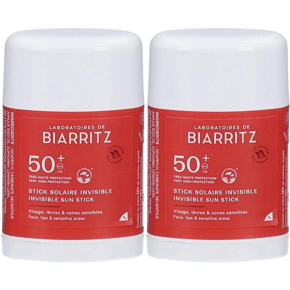 Zwei weiße Stifte mit roter Beschriftung. Aufschrift: Laboratoires de Biarritz, 50+, Stick Solaire Invisible. Für Gesicht, Lippen & sensible Bereiche.