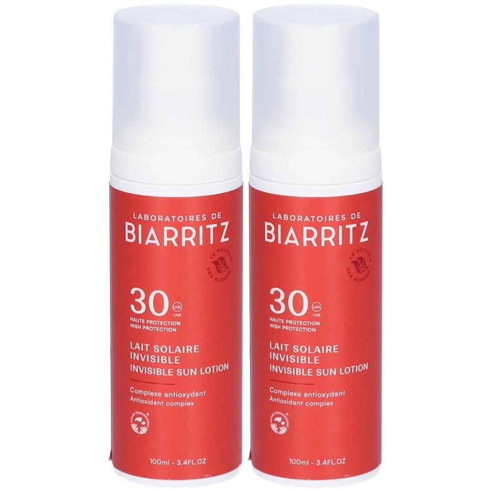 Zwei rote Flaschen mit weißem Deckel. Aufschrift: Laboratoires de Biarritz, 30, Lait Solaire Invisible Sun Lotion.