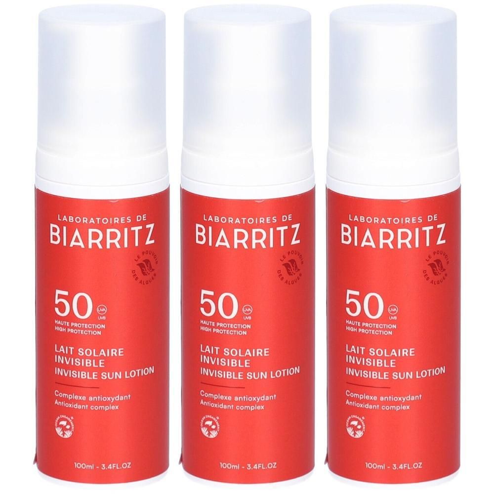 Drei rote Flaschen mit weißem Deckel. Aufschrift: Laboratoires de Biarritz, 50, Lait Solaire Invisible Sun Lotion. 100ml.