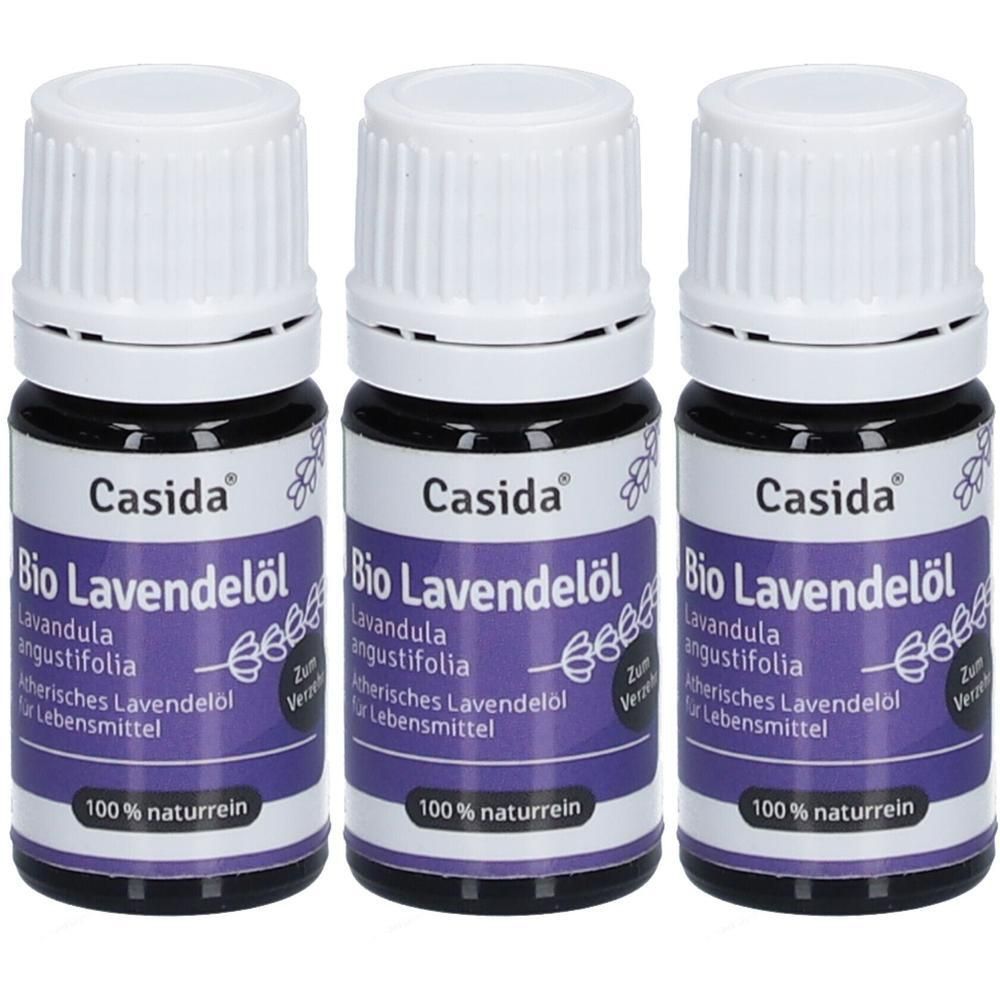 Drei Flaschen Casida Bio Lavendelöl. Dunkle Glasflaschen mit weißen Deckeln und lila Etiketten. Aufschrift: Bio Lavendelöl, 100% naturrein.