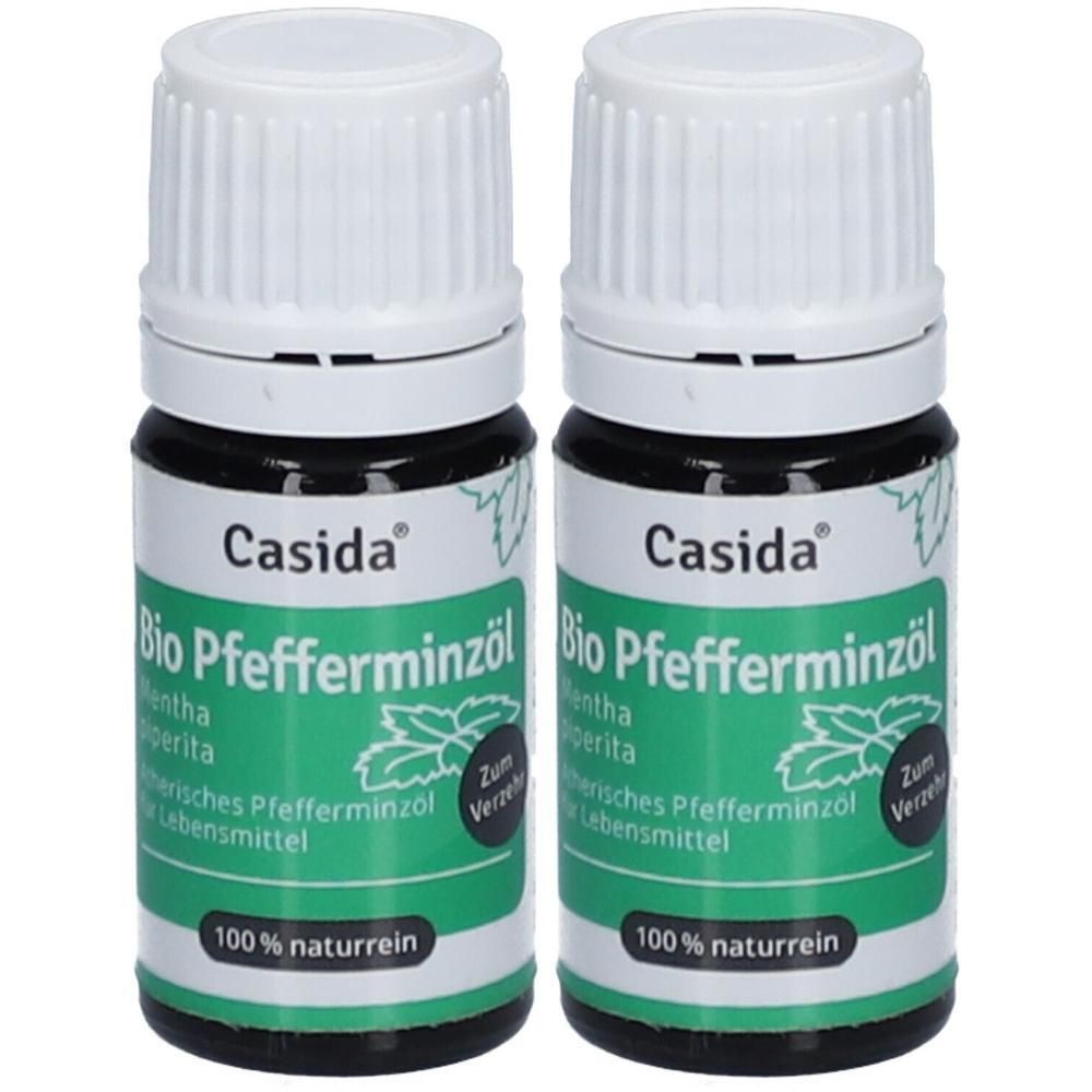 Zwei Flaschen Casida Bio Pfefferminzöl. Schwarze Glasflaschen mit weißen Deckeln und grünen Etiketten. Text: Bio Pfefferminzöl, 100% naturrein.
