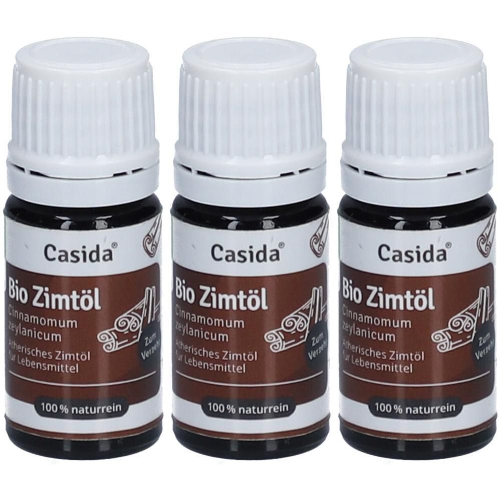 Drei Flaschen Casida Bio Zimtöl. Braune Glasflaschen mit weißen Deckeln. Aufschrift: Bio Zimtöl, 100% naturrein.