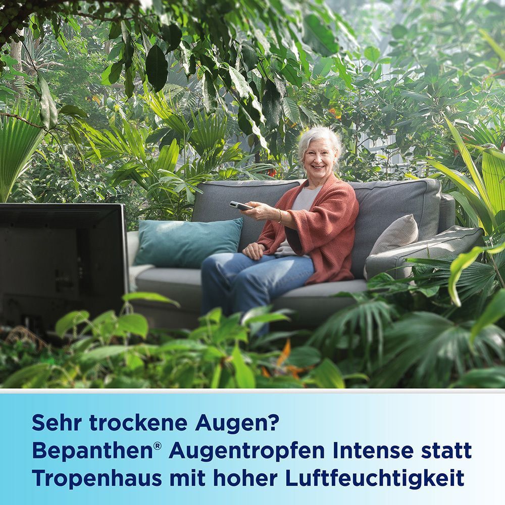 Frau sitzt auf einer Couch in einem Gewächshaus. Text: Sehr trockene Augen? Bepanthen Augentropfen Intense.