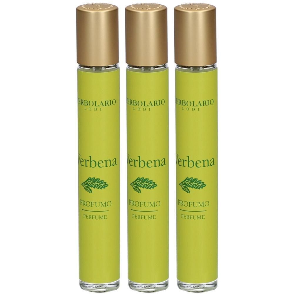 Drei Flakons L'Erbolario Verbena Eau de Parfum. Zylindrische Form, hellgrüne Farbe, goldfarbener Deckel. Aufschrift 'Verbena'.
