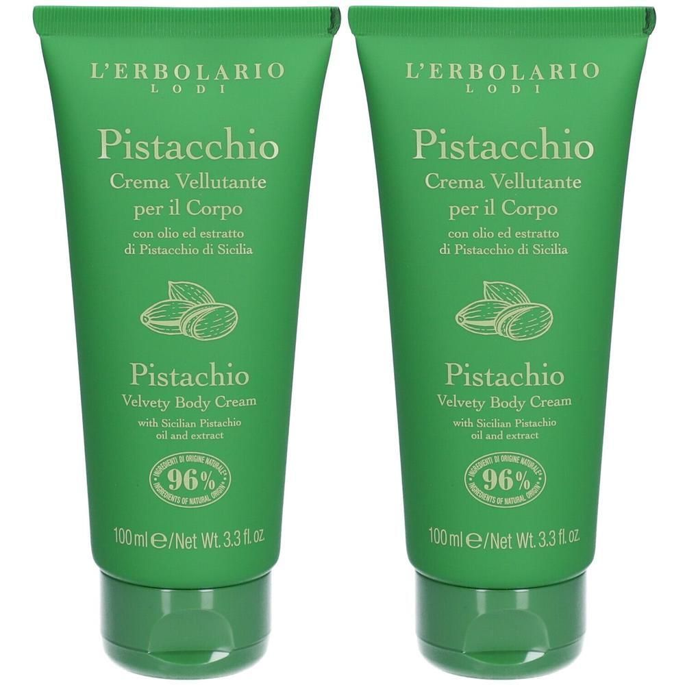 Zwei grüne Tuben mit Produktaufschrift. Text: Pistacchio, Velvety Body Cream. Marke: L'Erbolario. Siegel: 96%.