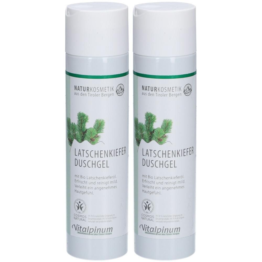 Zwei weiße Flaschen mit grünem Etikett. Aufschrift: LATSCHENKIEFER DUSCHGEL. Naturkosmetik. Vitalpinum Logo. Kosmetik-Zertifizierung.