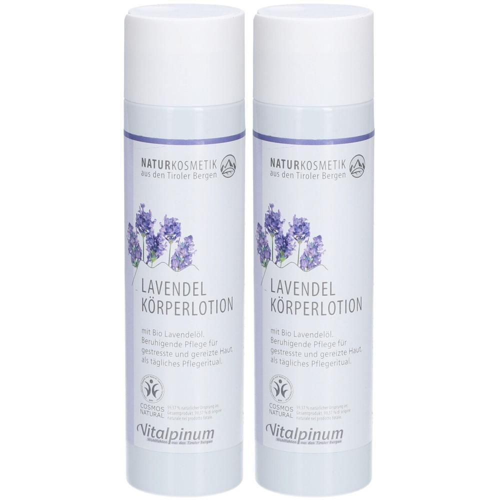 Zwei weiße Flaschen LAVENDEL KÖRPERLOTION mit lila Lavendel-Illustrationen. Aufschrift: NATURKOSMETIK, Vitalpinum, COSMOS NATURAL.