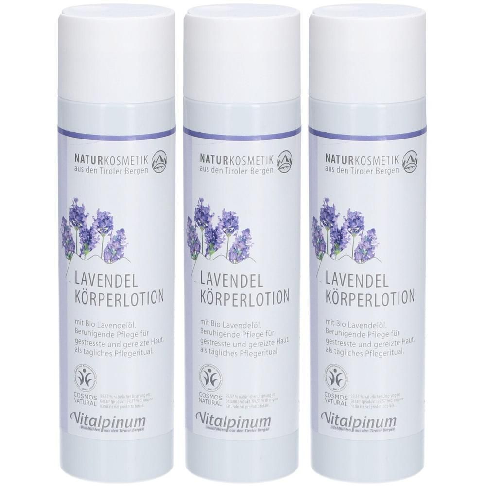 Drei weiße Flaschen mit Lavendel-Körperlotion. Aufschrift: Naturkosmetik, Lavendel Körperlotion, Vitalpinum. Mit Bio Lavendel.