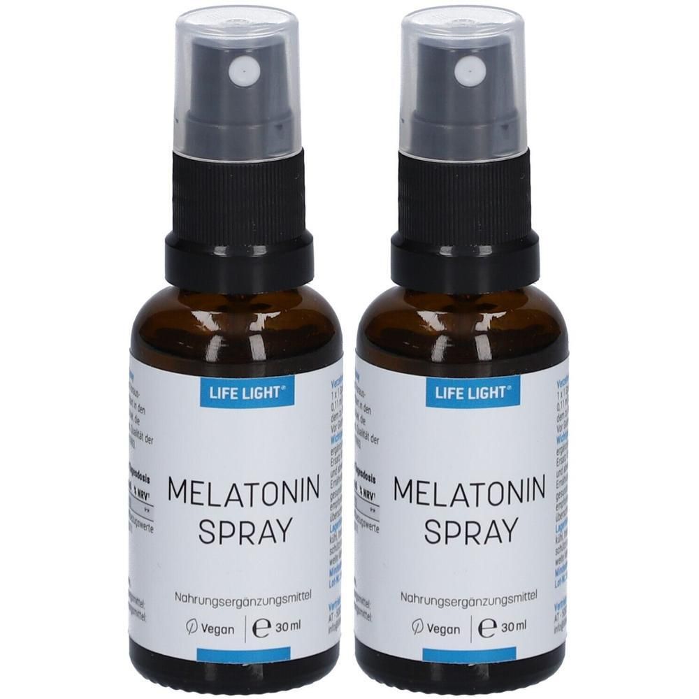 Zwei braune Glasflaschen mit Sprühkopf. Auf dem Etikett steht "LIFE LIGHT" und "Melatonin Spray". Vegan-Siegel und Volumenangabe.