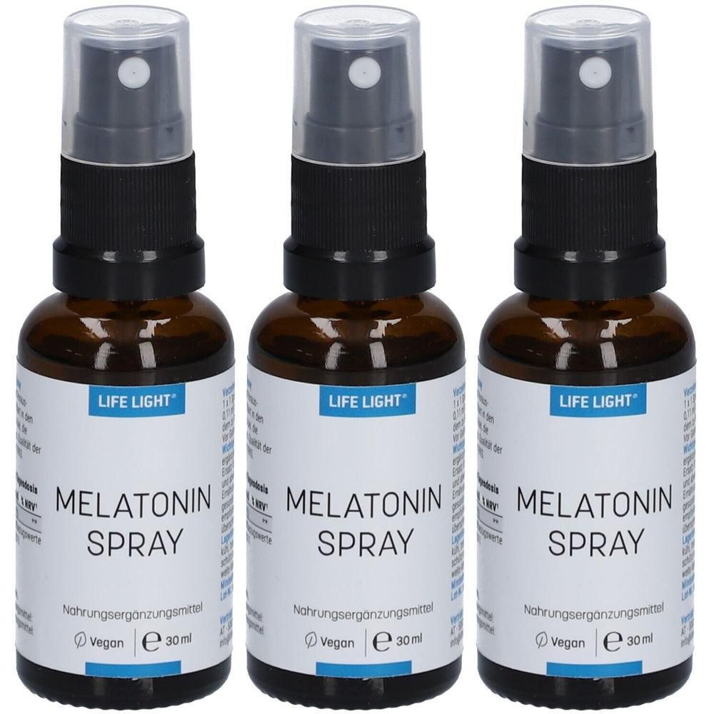 Drei Sprühflaschen mit braunen Glasbehältern. Auf den Etiketten steht "LIFE LIGHT" und "MELATONIN SPRAY". Vegan, 30 ml.