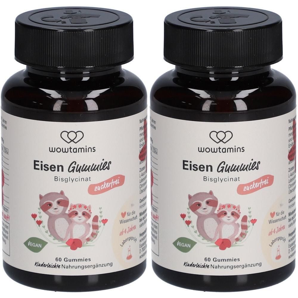Zwei Flaschen WOWTAMINS Eisen Gummies. Aufschrift: Eisen Gummies, Bisglycinat, zuckerfrei, 60 Gummies. Vegan-Siegel. Illustration von zwei Waschbären.