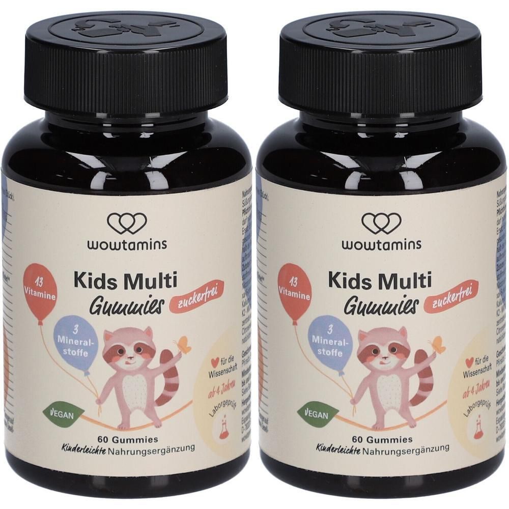 Zwei Flaschen WOWTAMINS Kids Multi Gummies. Schwarze Deckel, Etikett mit Raccoon-Illustration, Text: zuckerfrei, 43 Vitamine, 3 Mineralstoffe, 60 Gummies.