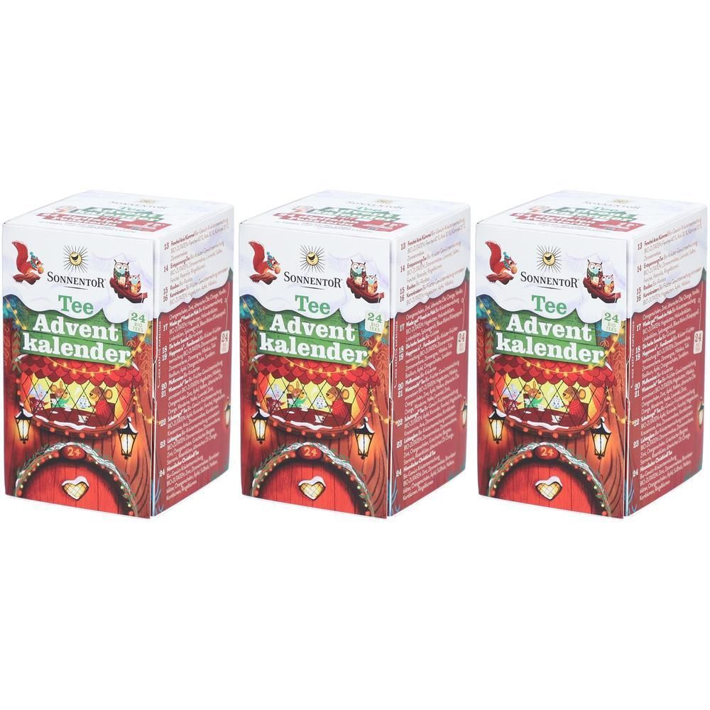 Drei SONNENTOR Tee Adventskalender. Rote Verpackung mit Tür-Illustration. Aufschrift: Tee Adventskalender, 24 Aufgussbeutel.