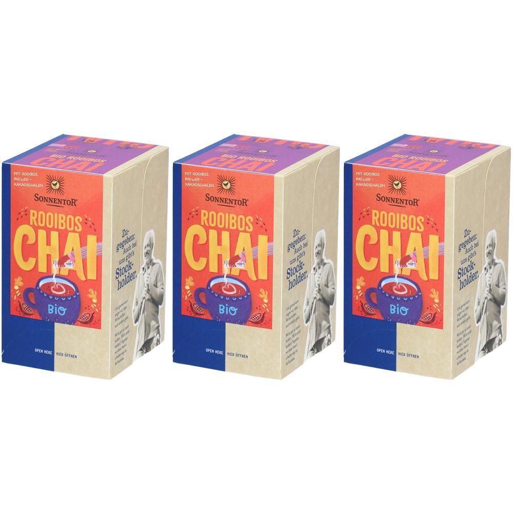 Drei rechteckige Kartons mit SonnentoR Rooibos Chai. Aufdruck: Rooibos Chai, Tasse mit Tee, Bio-Siegel. Verpackung mit blauem und beigem Hintergrund.